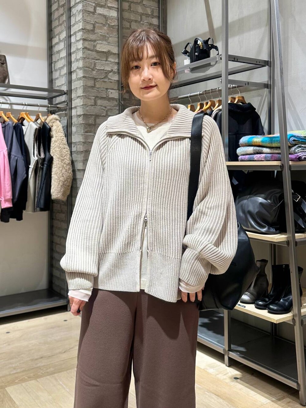 ホワイト系のカーディガン/ボレロ、ブラウン系のその他パンツ、ブラック系のショルダーバッグを着用したレディースの秋コーディネートの8枚目の写真