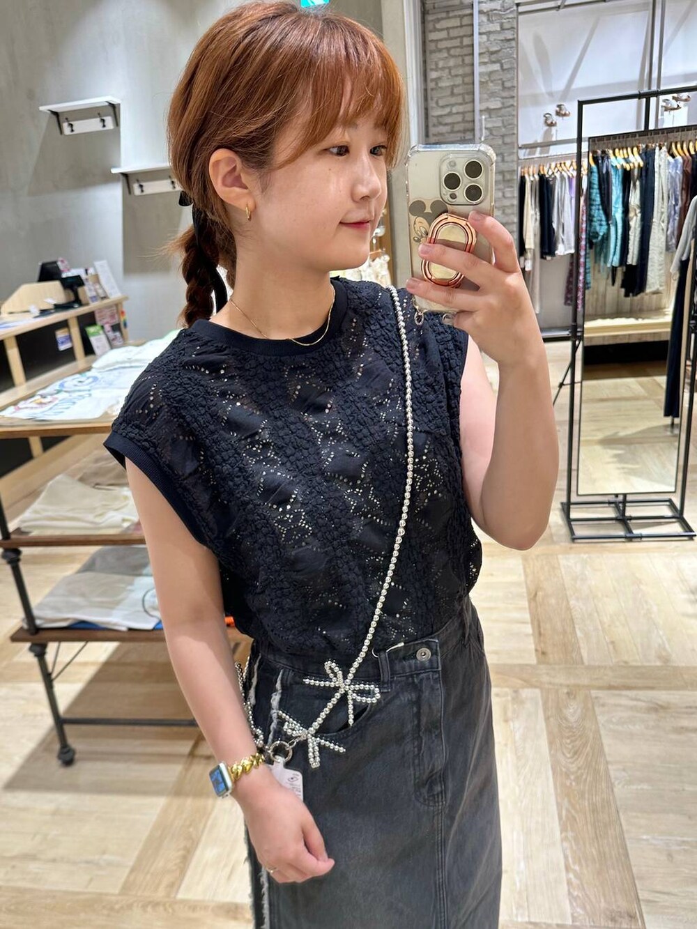 ホワイト系のTシャツ/カットソー、シルバー系のサンダル、ブラック系のデニムスカートを着用したレディースの夏コーディネートの4枚目の写真