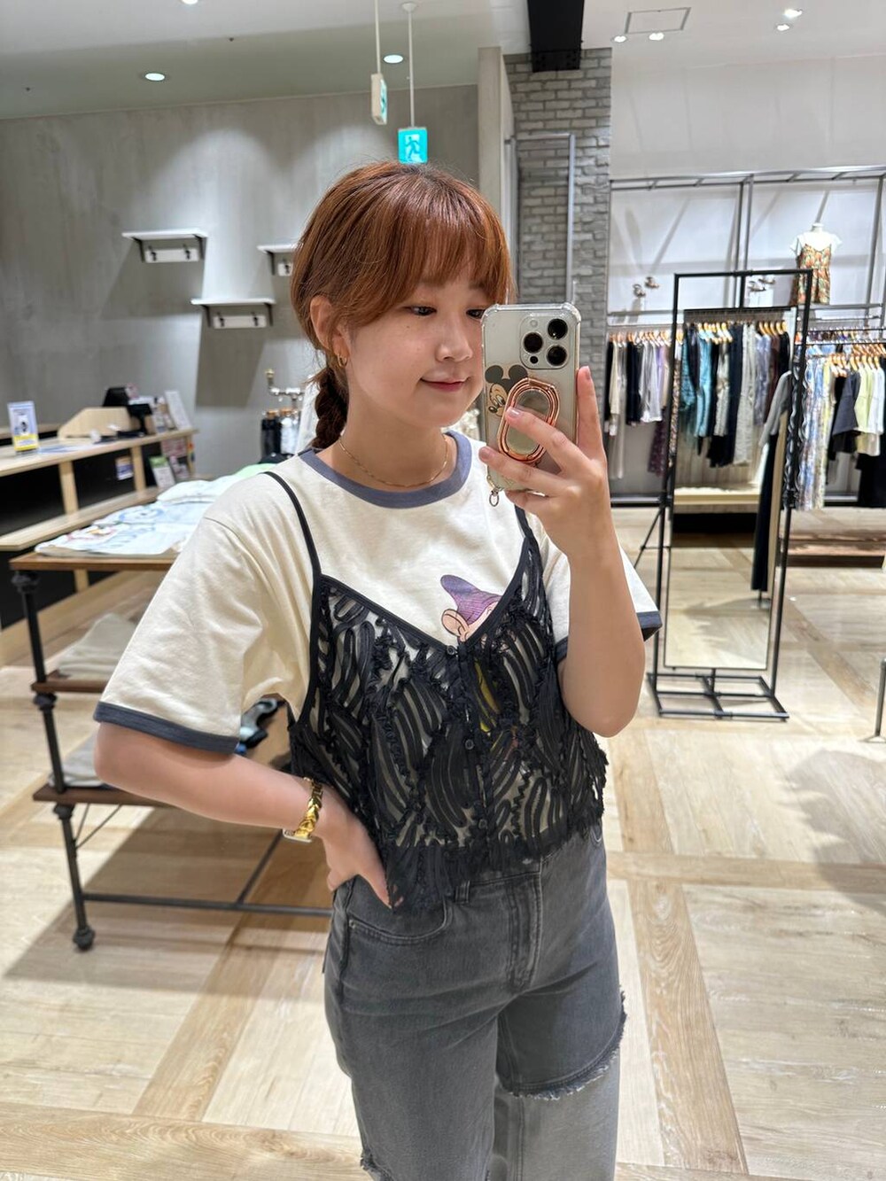 シルバー系のサンダル、グレー系のデニムパンツ、ブルー系のTシャツ/カットソーを着用したレディースの夏コーディネートの4枚目の写真
