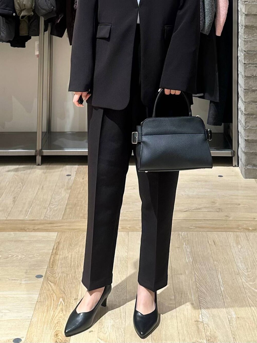 ブラック系のその他パンツ、ブラック系のノーカラージャケット、ブルー系のシャツ/ブラウスを着用したレディースの冬コーディネートの5枚目の写真