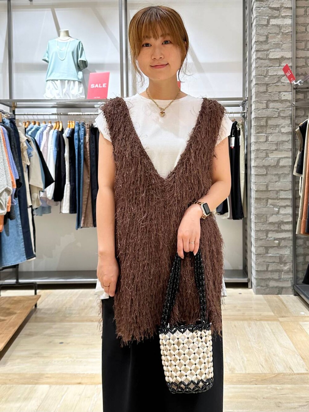 ブラック系のその他パンツ、ホワイト系のTシャツ/カットソー、ブラウン系のチュニックを着用したレディースの夏コーディネートの4枚目の写真