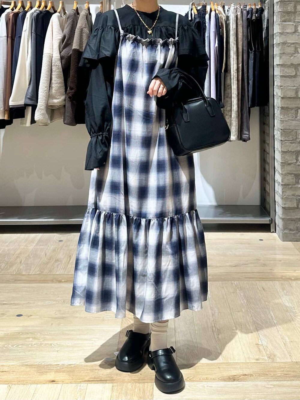 ブラック系のサンダル、ブラック系のボストンバッグ、ブルー系のマタニティウェア/グッズを着用したレディースの秋コーディネートの5枚目の写真