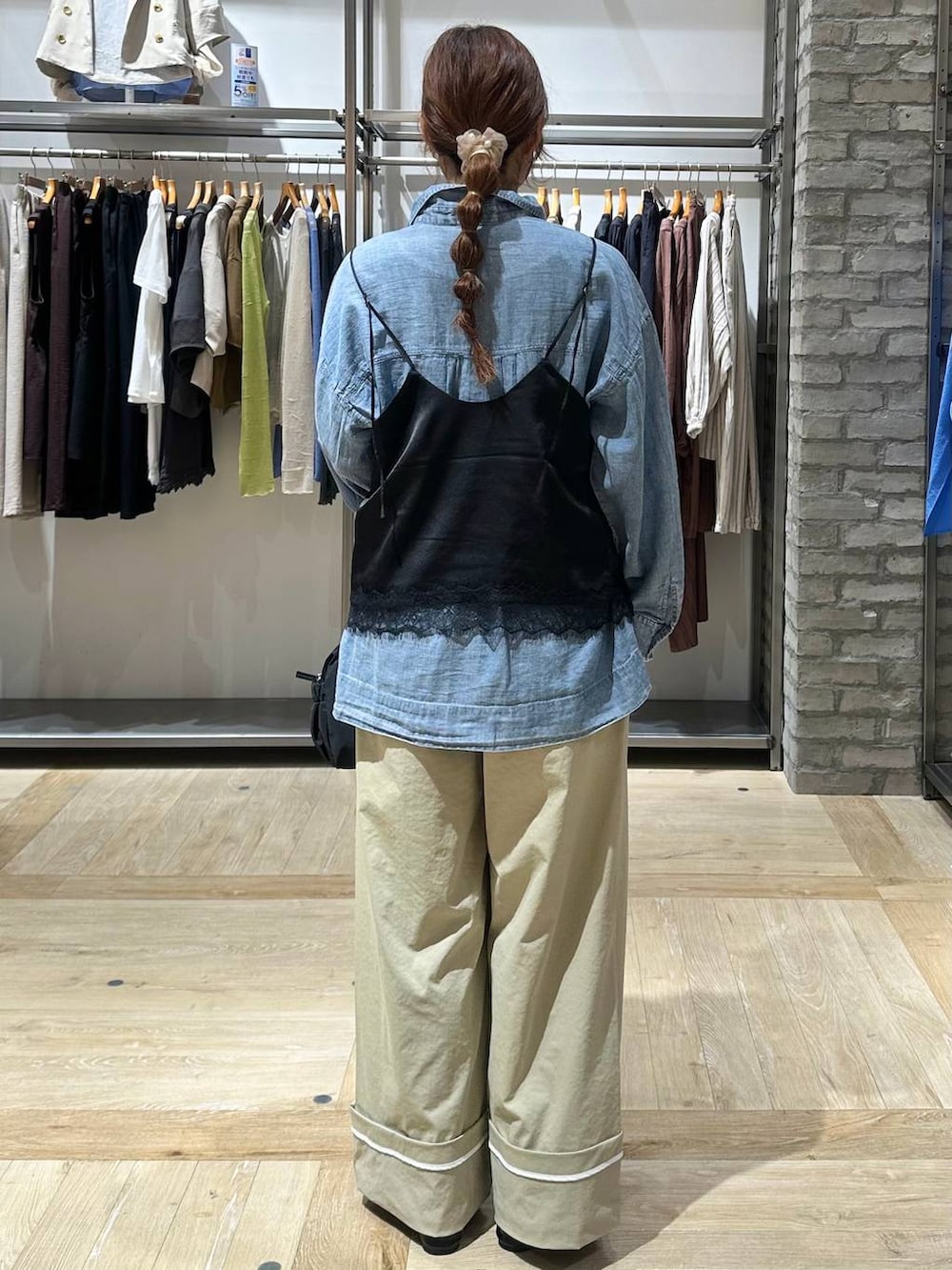 ベージュ系のその他パンツ、ブラック系のパンプス、ブルー系のシャツ/ブラウスを着用したレディースの春コーディネートの3枚目の写真