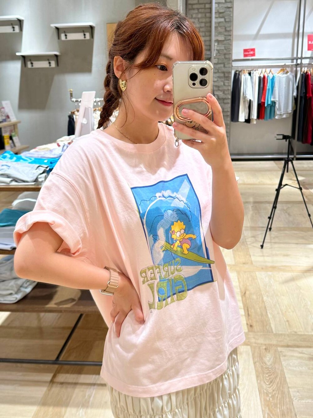 ブラック系のショルダーバッグ、ホワイト系のスカート、ベージュ系のTシャツ/カットソーを着用したレディースの夏コーディネートの4枚目の写真