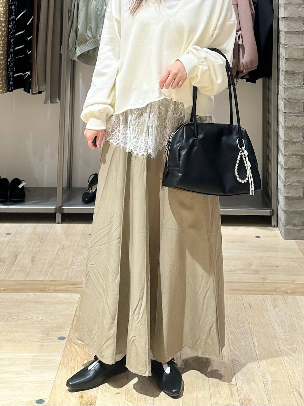 ブラック系のボストンバッグ、ホワイト系のキャミソール、ホワイト系のTシャツ/カットソーを着用したレディースの春コーディネートの5枚目の写真