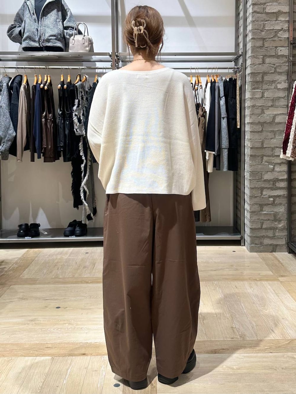 ホワイト系のニット/セーター、ブラック系のショルダーバッグ、ブラウン系のその他パンツを着用したレディースの秋コーディネートの7枚目の写真