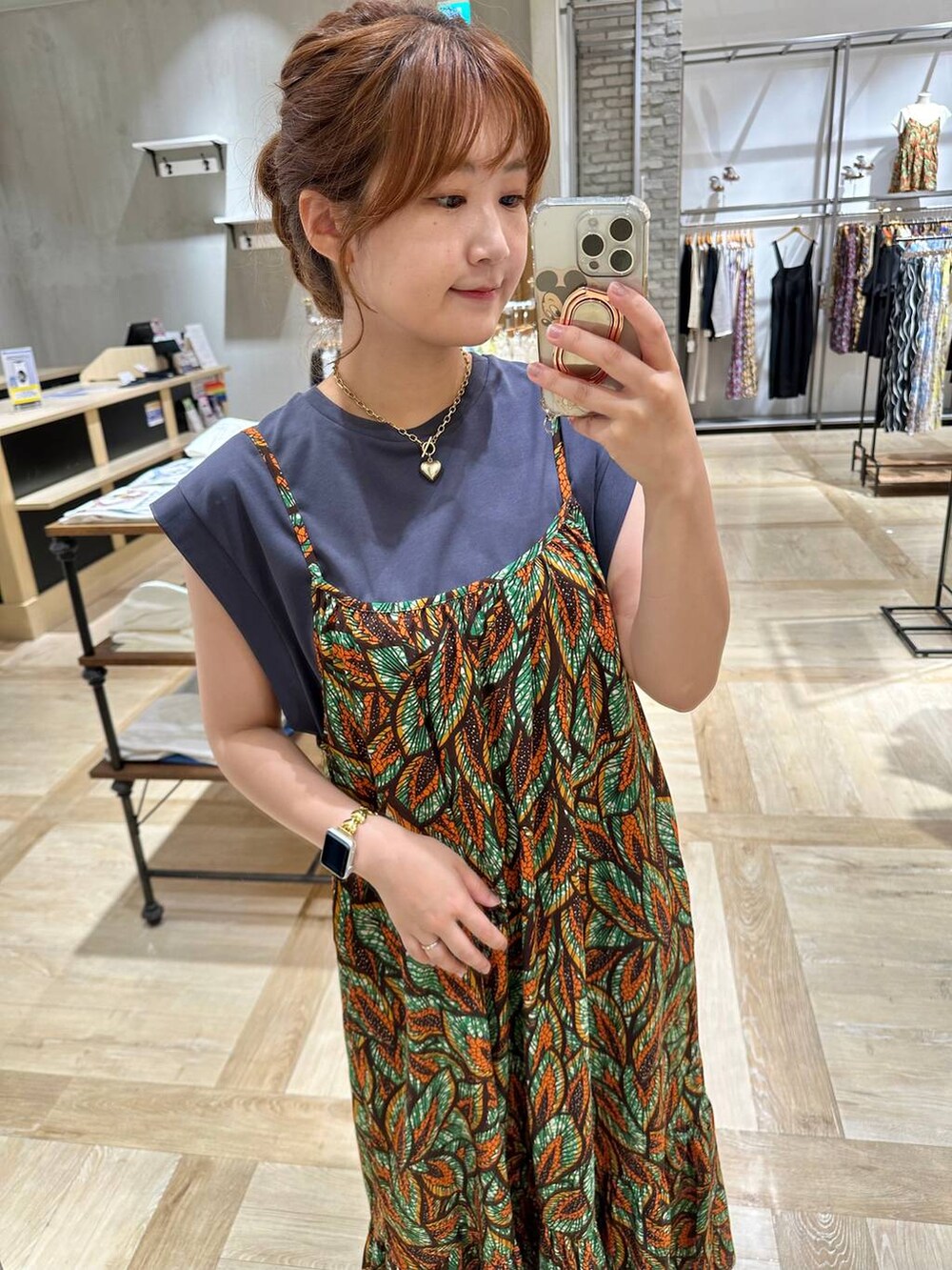 グレー系のTシャツ/カットソー、ホワイト系のサンダル、オレンジ系のワンピースを着用したレディースの夏コーディネートの3枚目の写真