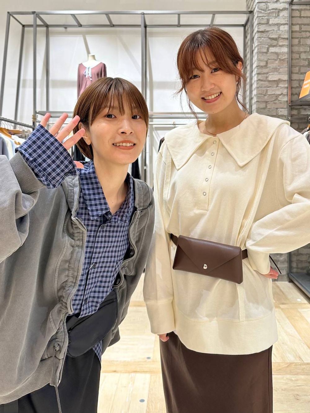 ブラック系のスカート、ブラウン系のスカート、グレー系のパーカーを着用したレディースの秋コーディネートの4枚目の写真