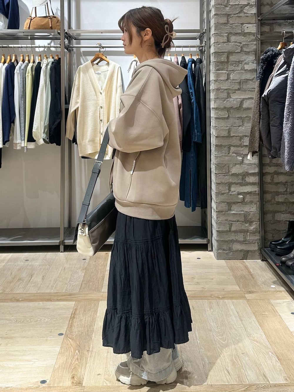 その他のショルダーバッグ、ベージュ系のパーカー、ホワイト系のTシャツ/カットソーを着用したレディースの冬コーディネートの2枚目の写真