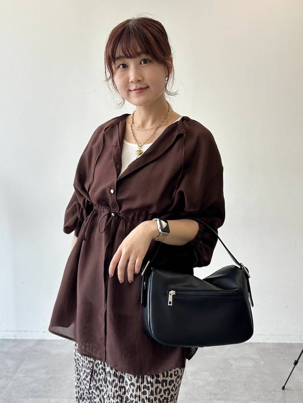 ブラック系のショルダーバッグ、ブラック系のパンプス、その他のスカートを着用したレディースの夏コーディネートの4枚目の写真