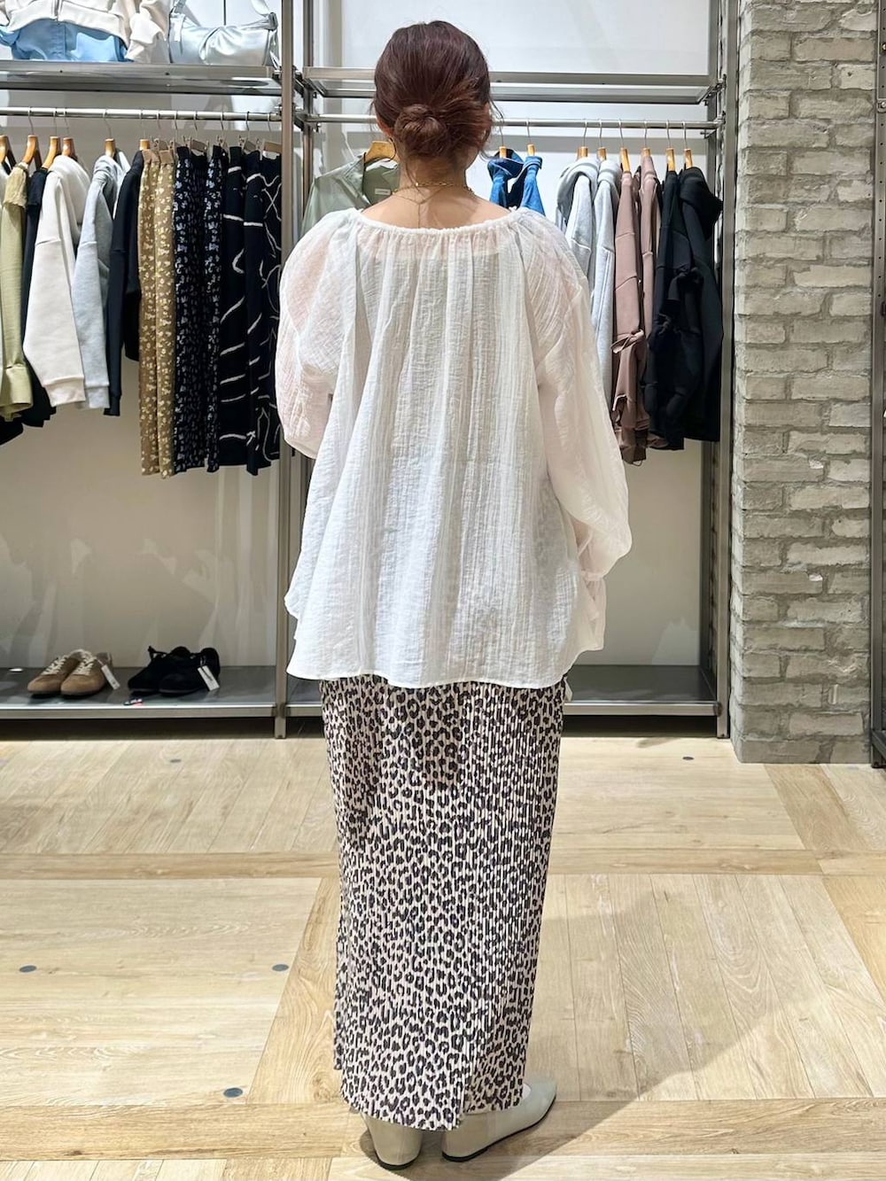 ホワイト系のショルダーバッグ、ホワイト系のパンプス、ホワイト系のシャツ/ブラウスを着用したレディースの春コーディネートの3枚目の写真