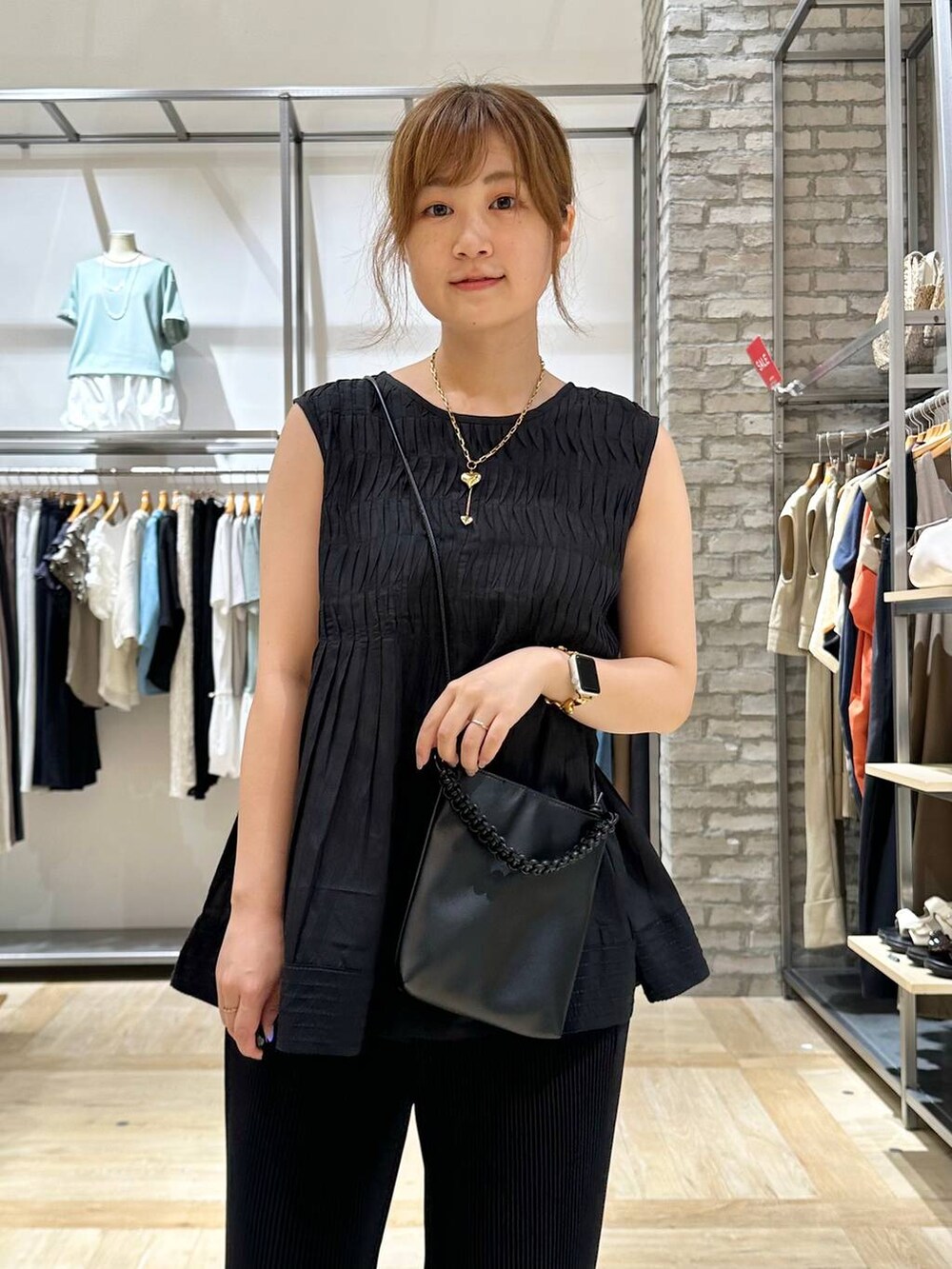 ブラック系のシャツ/ブラウス、ブラック系のサンダル、ブラック系のその他パンツを着用したレディースの夏コーディネートの4枚目の写真