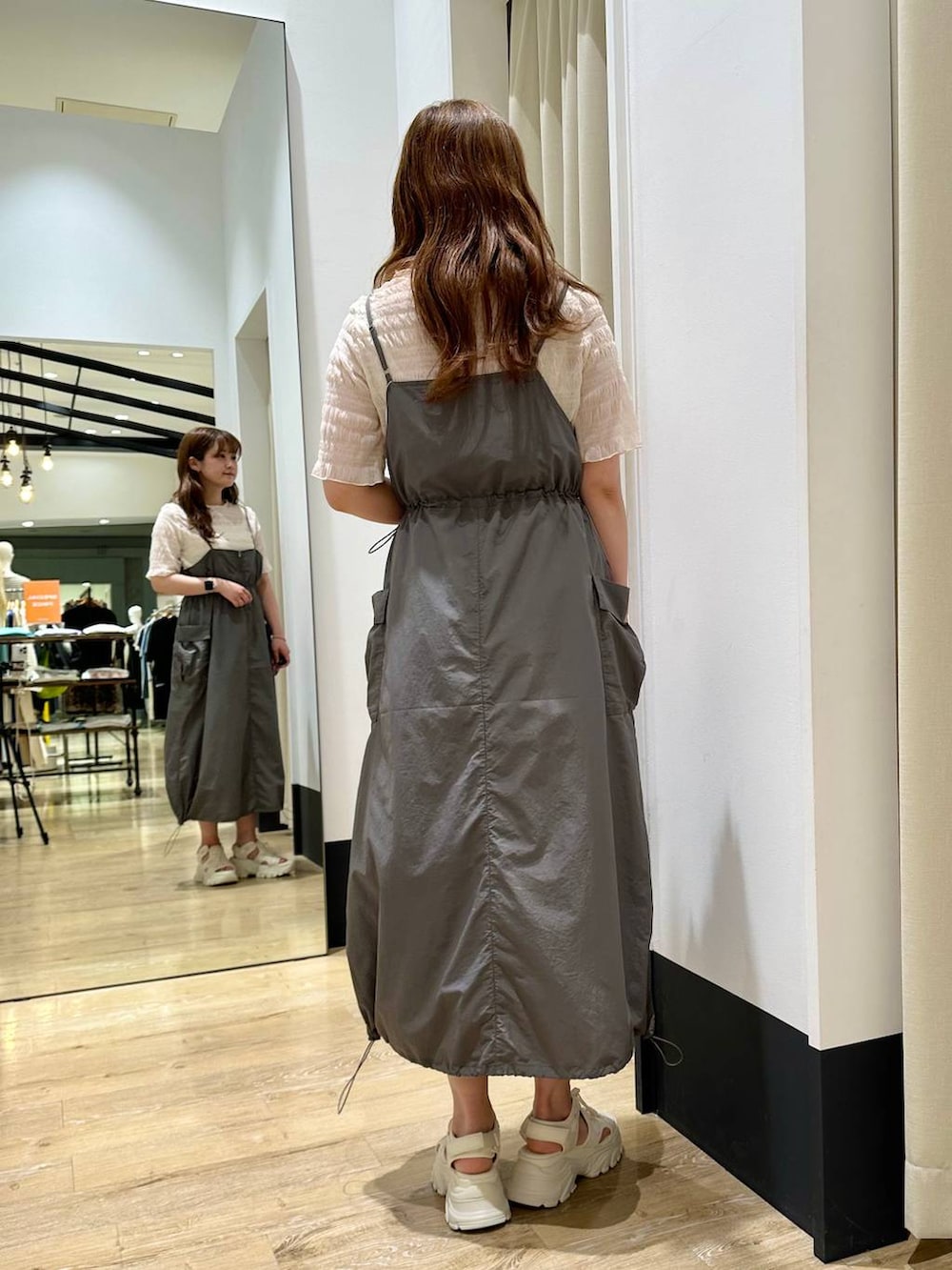 ホワイト系のサンダル、グレー系のワンピース、ホワイト系のTシャツ/カットソーを着用したレディースの春コーディネートの4枚目の写真