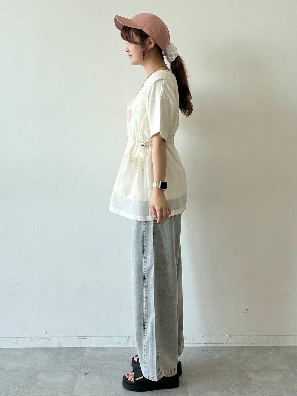 ホワイト系のTシャツ/カットソー、ブラック系のサンダル、ホワイト系のベストを着用したレディースの夏コーディネートの2枚目の写真