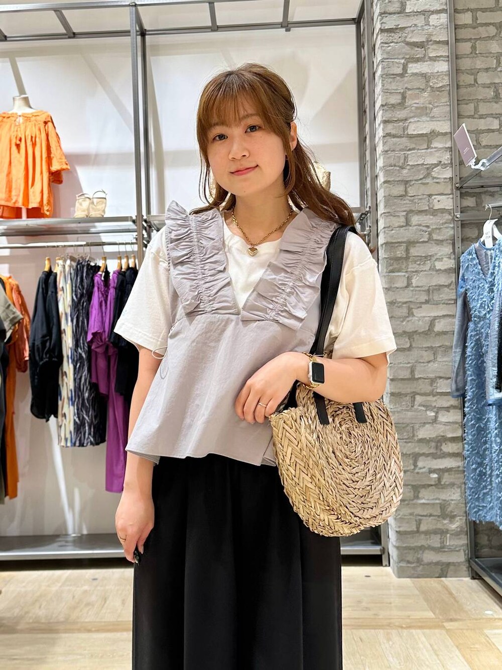 ホワイト系のTシャツ/カットソー、ブラック系のその他パンツ、グレー系のシャツ/ブラウスを着用したレディースの春コーディネートの4枚目の写真
