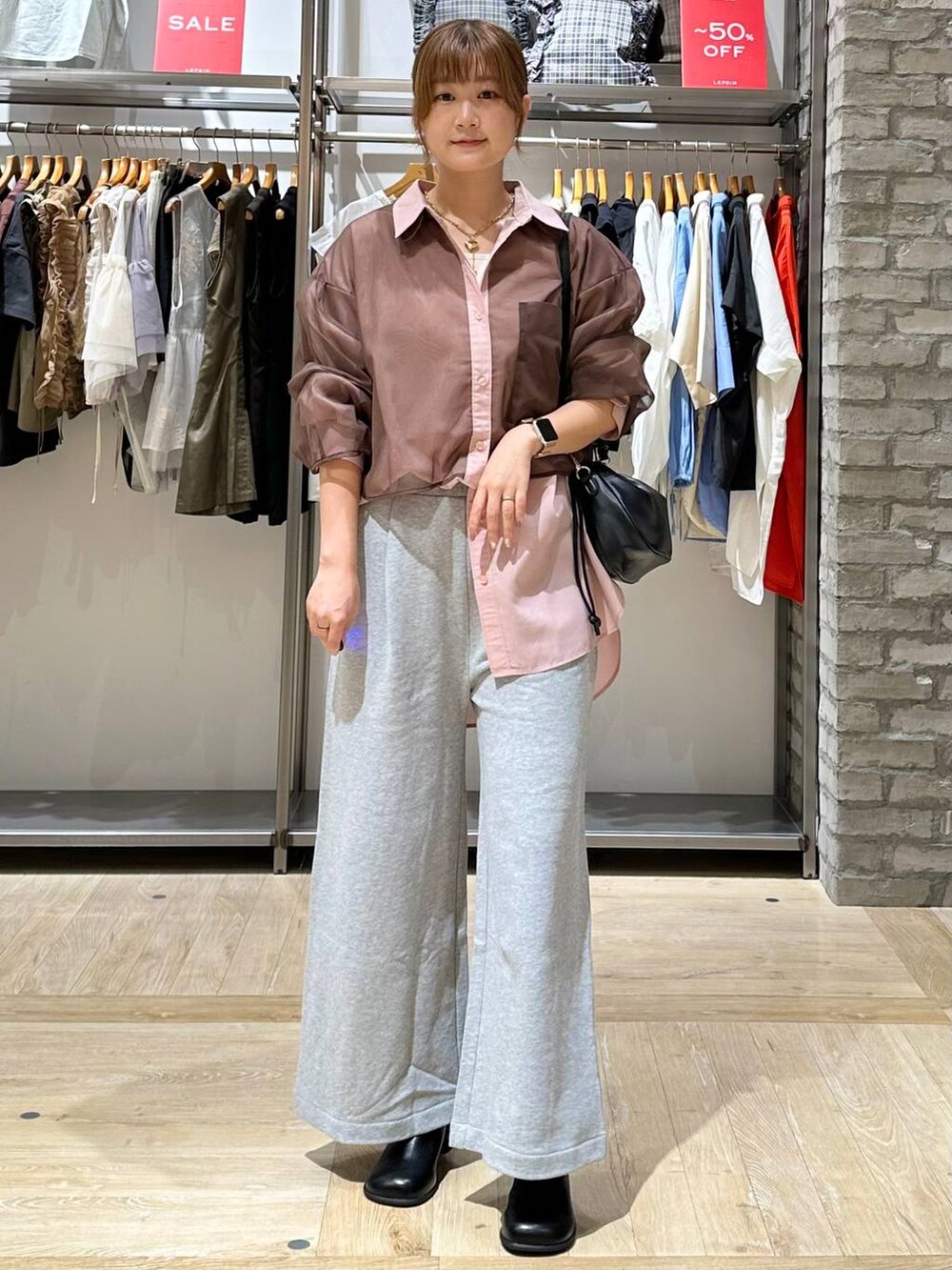 ピンク系のシャツ/ブラウス、グレー系のスウェットパンツ、ブラック系のその他シューズを着用したレディースの夏コーディネートの2枚目の写真