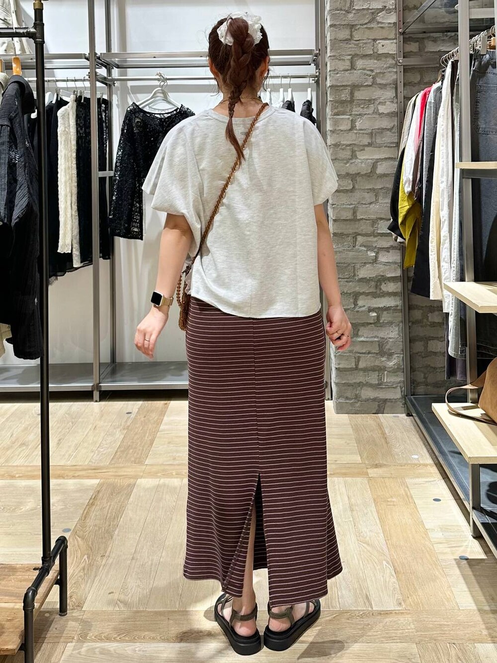 ブラウン系のサンダル、ブラウン系のショルダーバッグ、グレー系のTシャツ/カットソーを着用したレディースの夏コーディネートの4枚目の写真