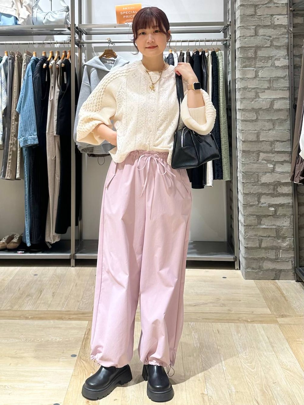 ブラック系のボストンバッグ、ピンク系のその他パンツ、ブラック系のその他シューズを着用したレディースの春コーディネートの2枚目の写真