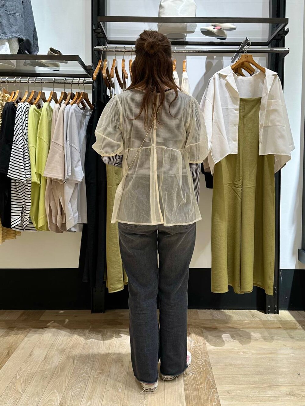 ホワイト系のTシャツ/カットソー、グレー系のデニムパンツ、ホワイト系のシャツ/ブラウスを着用したレディースの春コーディネートの3枚目の写真