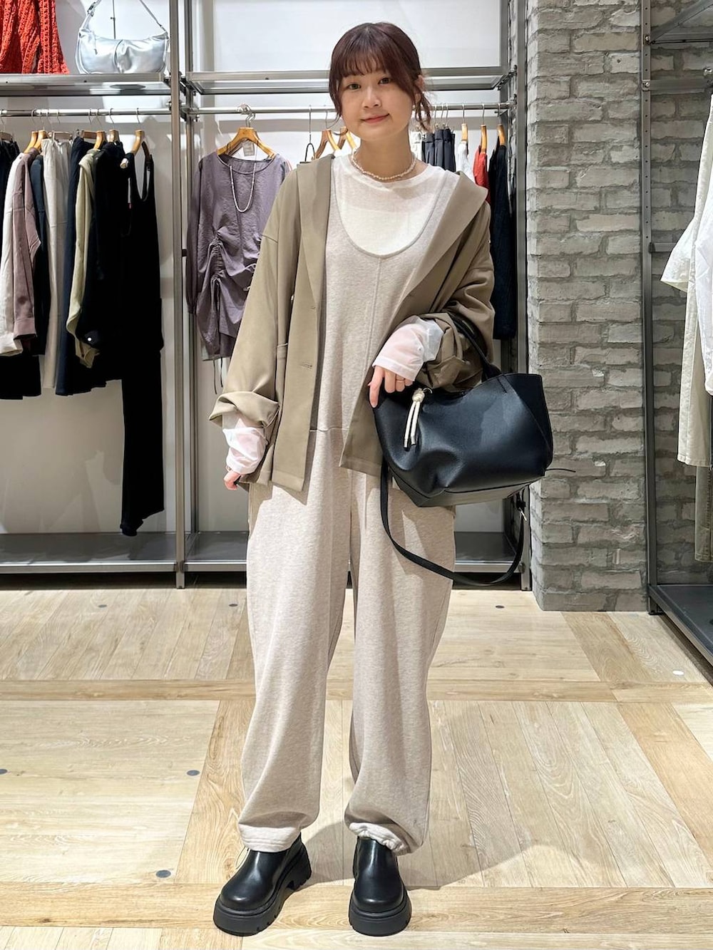 ホワイト系のTシャツ/カットソー、ブラウン系のテーラードジャケット、ブラック系のその他シューズを着用したレディースの春コーディネートの6枚目の写真