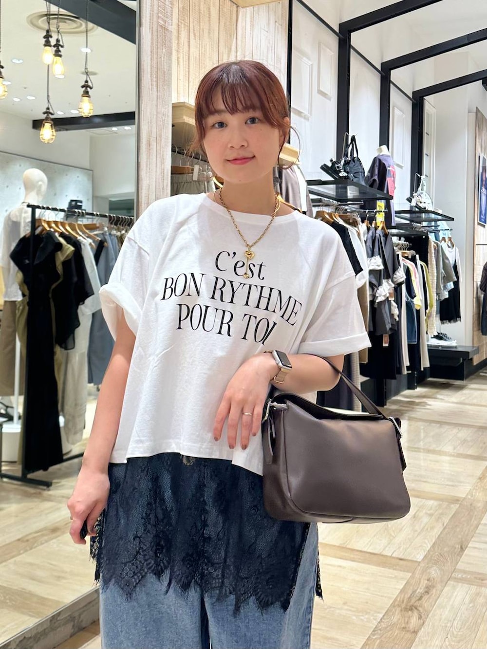 その他のサンダル、ブラウン系のショルダーバッグ、ブルー系のマタニティウェア/グッズを着用したレディースの春コーディネートの4枚目の写真