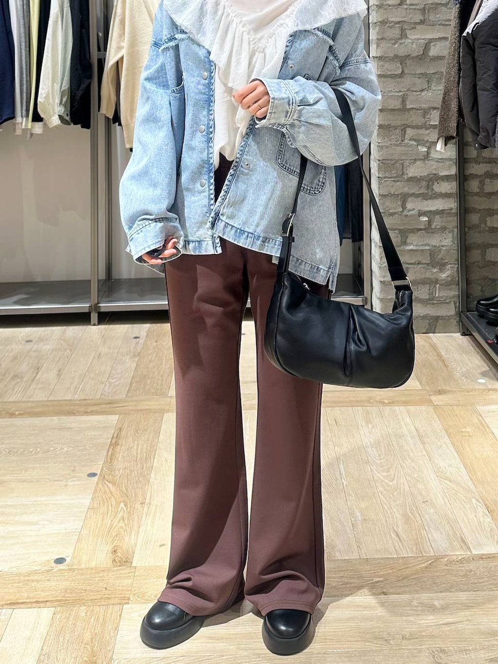 ブラック系のサンダル、ブルー系のシャツ/ブラウス、ブラウン系のその他パンツを着用したレディースの冬コーディネートの4枚目の写真