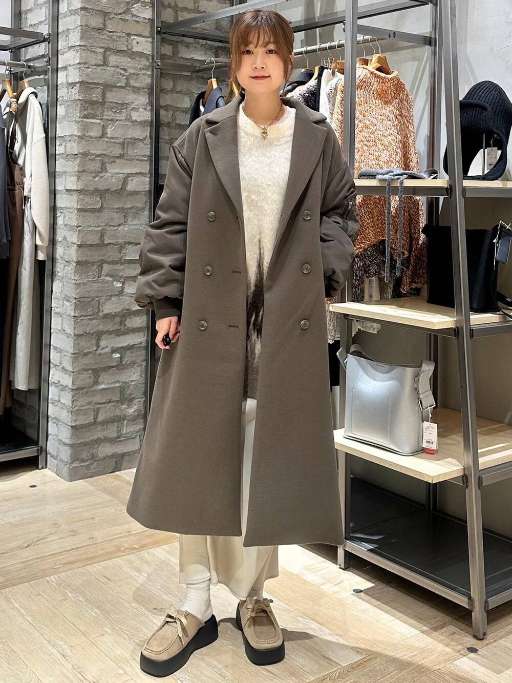 ホワイト系のTシャツ/カットソー、ホワイト系のスカート、ブラウン系のショルダーバッグを着用したレディースの冬コーディネートの5枚目の写真