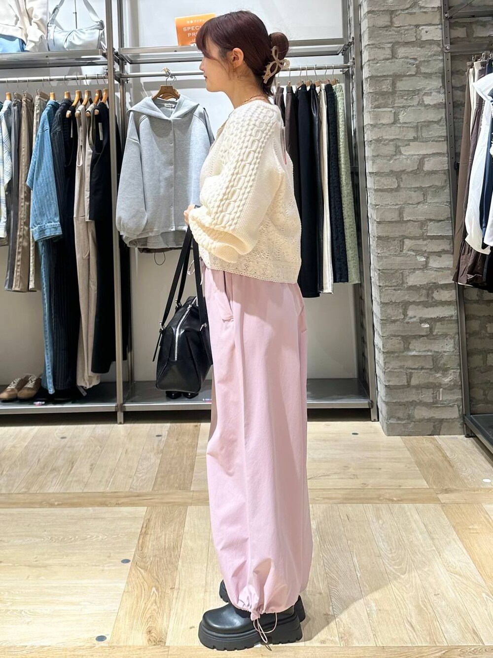 ブラック系のボストンバッグ、ピンク系のその他パンツ、ブラック系のその他シューズを着用したレディースの春コーディネートの3枚目の写真