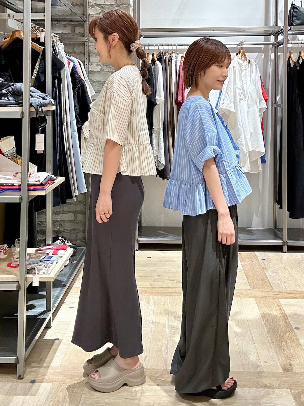 ベージュ系のサンダル、グレー系のその他パンツ、グレー系のワンピースを着用したレディースの夏コーディネートの2枚目の写真