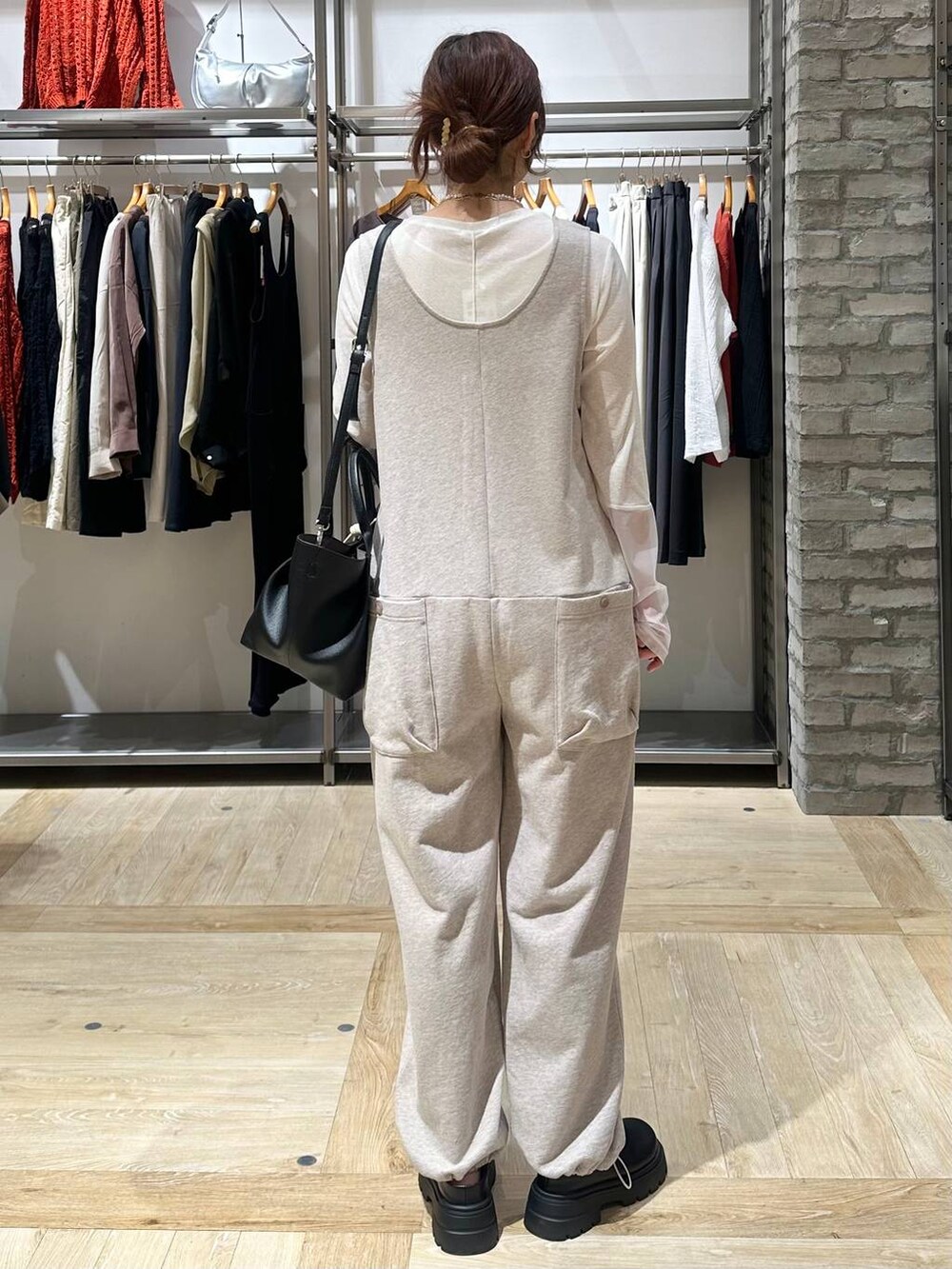 ホワイト系のTシャツ/カットソー、ブラウン系のテーラードジャケット、ブラック系のその他シューズを着用したレディースの春コーディネートの3枚目の写真