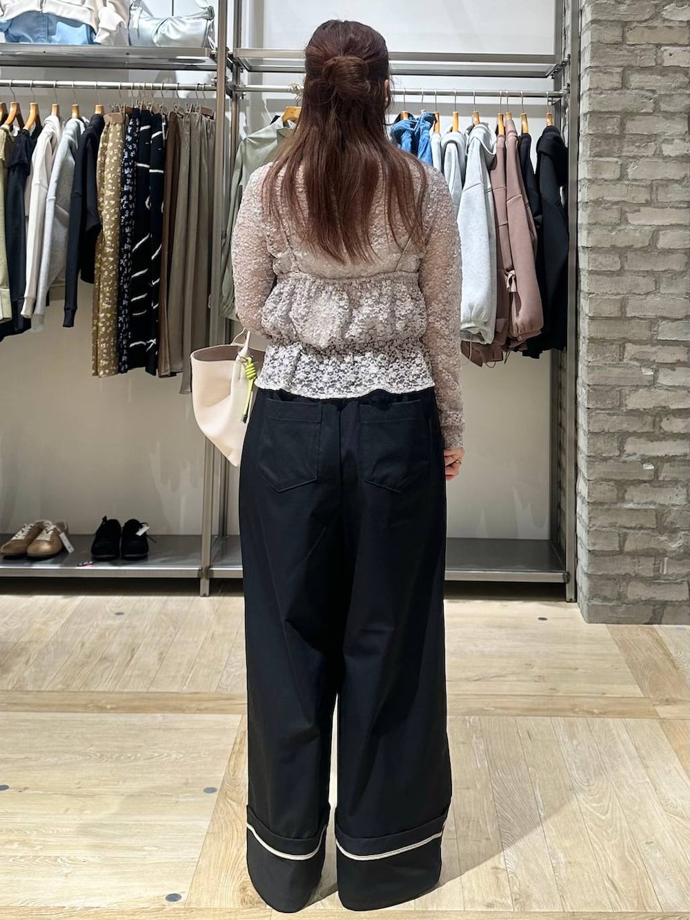 ブラック系のその他パンツ、ホワイト系のトートバッグ、グレー系のTシャツ/カットソーを着用したレディースの春コーディネートの3枚目の写真