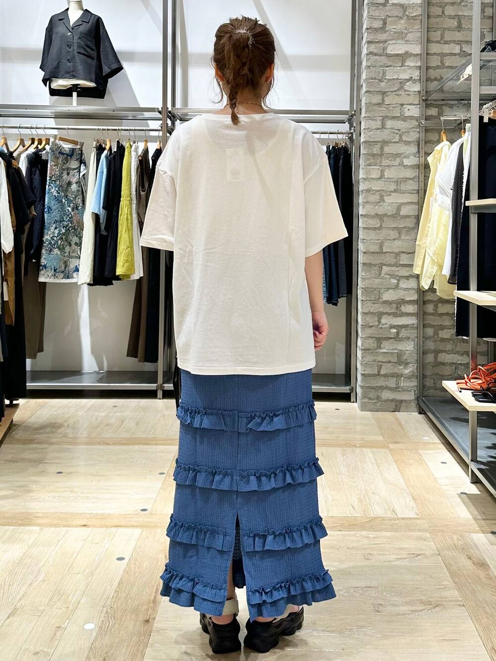 ブラック系のショルダーバッグ、ホワイト系のサンダル、ベージュ系のネックレスを着用したレディースの夏コーディネートの3枚目の写真