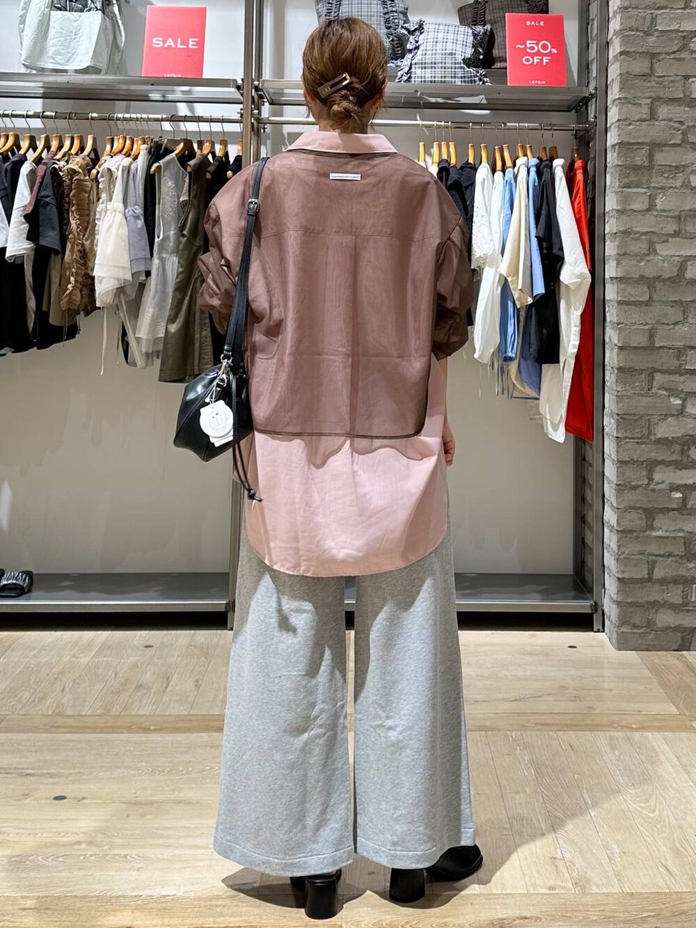 ピンク系のシャツ/ブラウス、グレー系のスウェットパンツ、ブラック系のその他シューズを着用したレディースの夏コーディネートの4枚目の写真