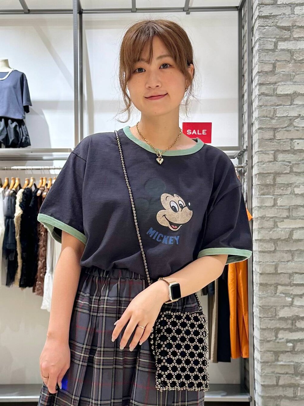 ブルー系のデニムパンツ、シルバー系のショルダーバッグ、ホワイト系のサンダルを着用したレディースの夏コーディネートの5枚目の写真