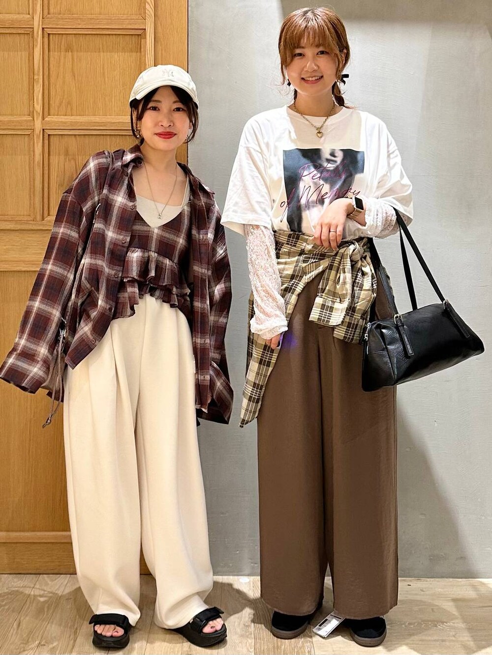 シルバー系のタンクトップ、イエロー系のシャツ/ブラウス、ブラウン系のその他パンツを着用したレディースの夏コーディネートの2枚目の写真
