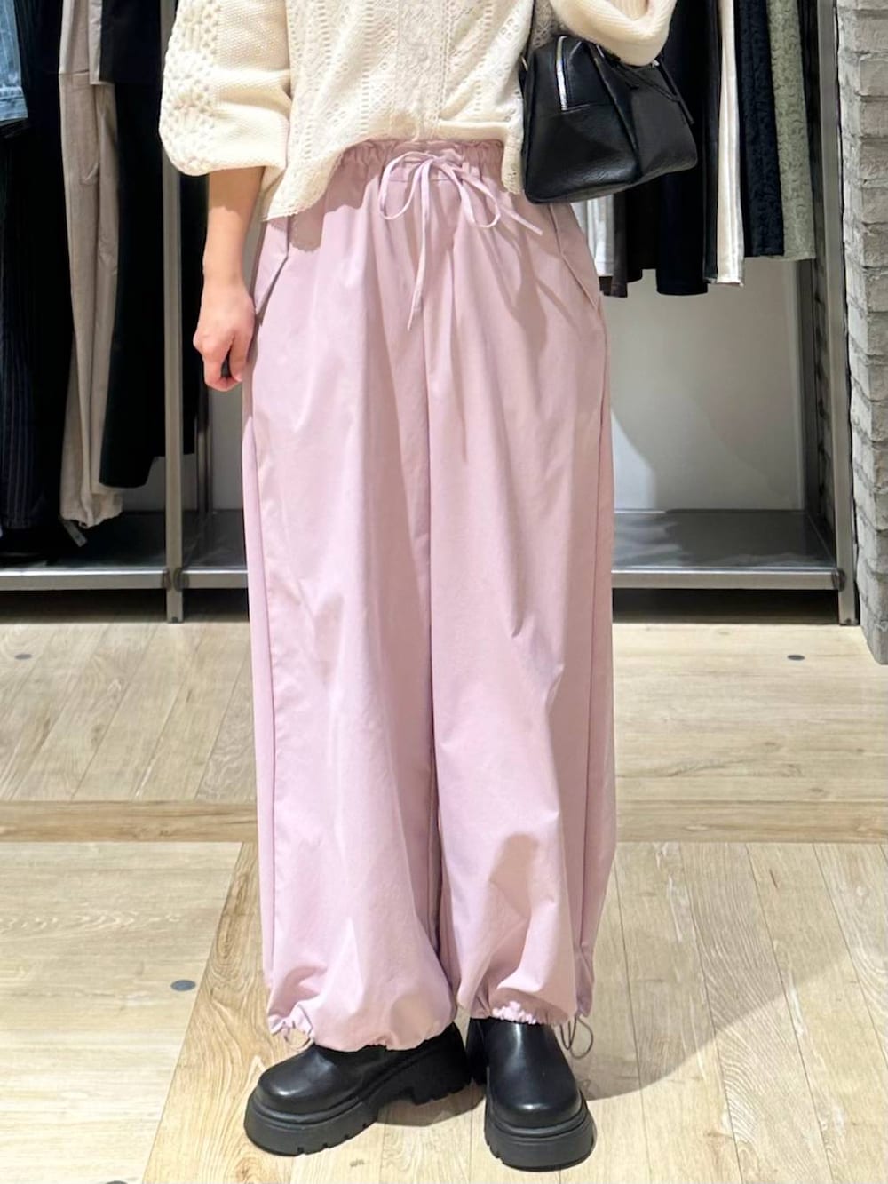 ブラック系のボストンバッグ、ピンク系のその他パンツ、ブラック系のその他シューズを着用したレディースの春コーディネートの6枚目の写真