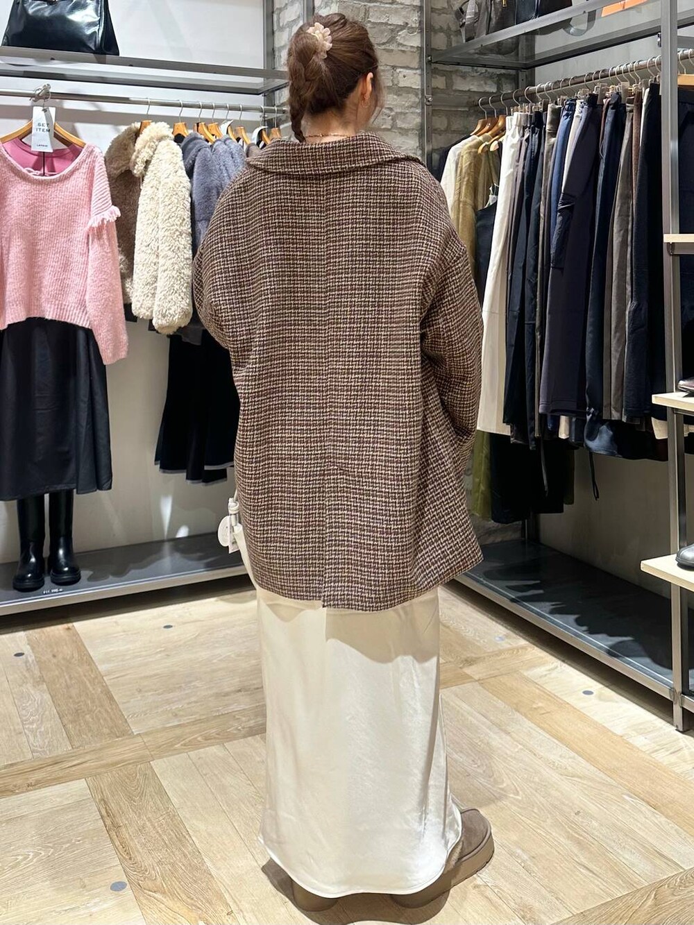 ホワイト系のスカート、ブラウン系のその他アウター、グレー系のショルダーバッグを着用したレディースの秋コーディネートの3枚目の写真