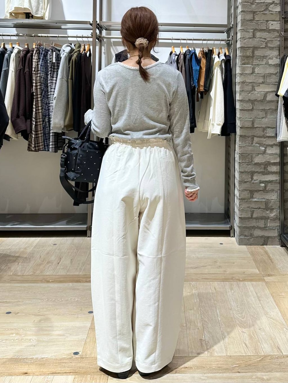 ブラック系のその他シューズ、グレー系のTシャツ/カットソー、その他のトートバッグを着用したレディースの秋コーディネートの3枚目の写真