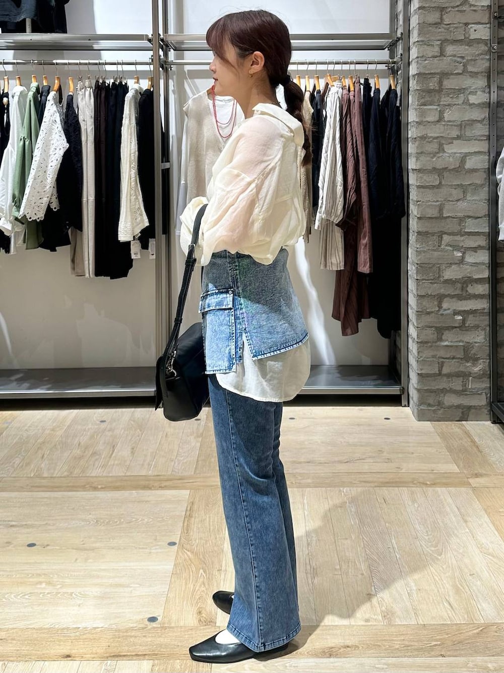 ホワイト系のシャツ/ブラウス、ブラック系のショルダーバッグ、ブラック系のパンプスを着用したレディースの春コーディネートの2枚目の写真