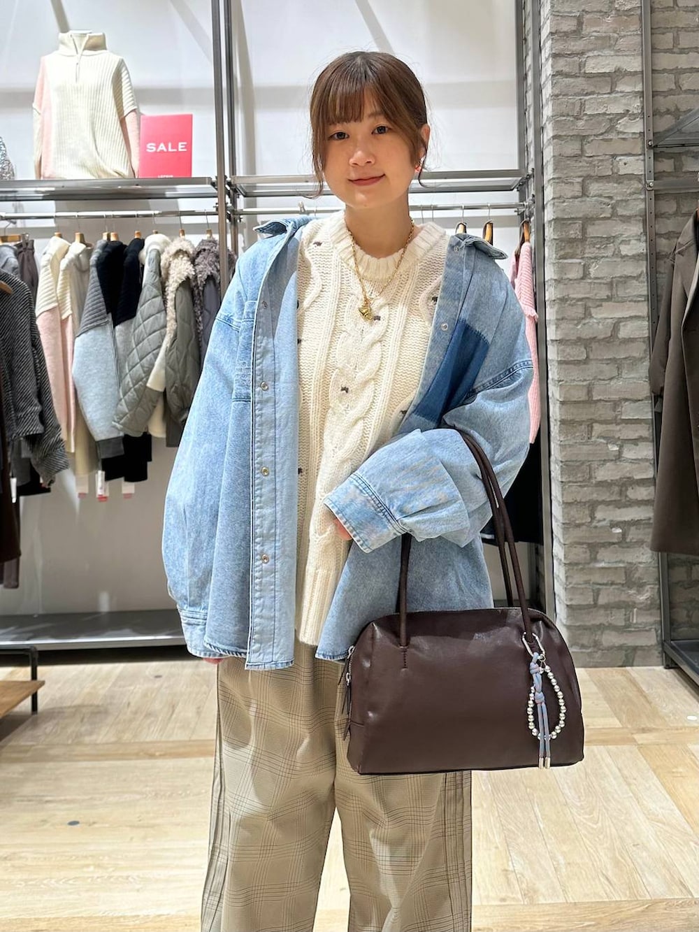 イエロー系のスニーカー、ブルー系のシャツ/ブラウス、その他のその他パンツを着用したレディースの冬コーディネートの4枚目の写真