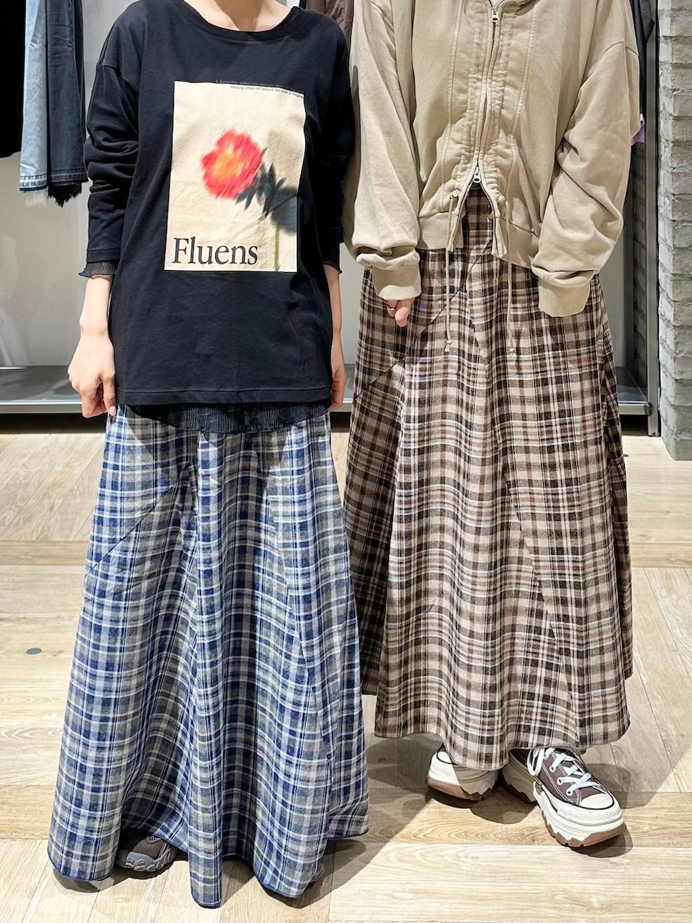 ブルー系のスカート、ブラウン系のスカート、ベージュ系のパーカーを着用したレディースの秋コーディネートの5枚目の写真
