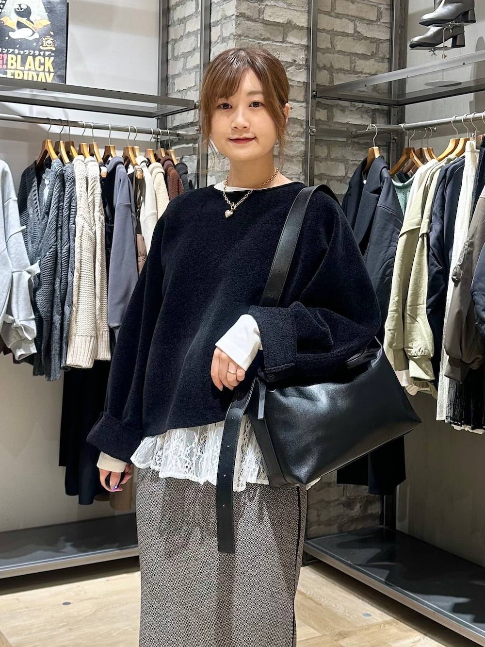 ホワイト系のブーツ、ブラック系のスカート、ブラック系のその他アウターを着用したレディースの冬コーディネートの8枚目の写真