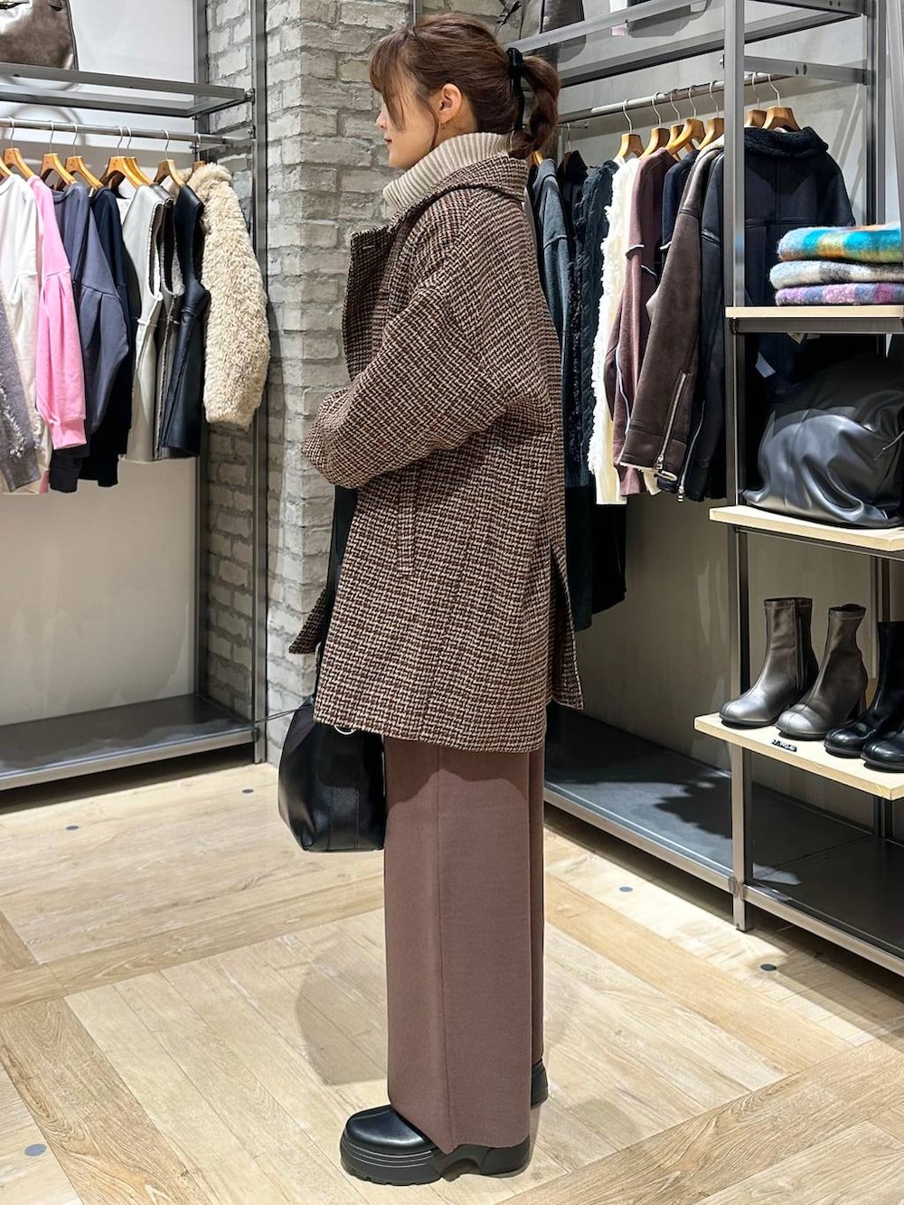 ホワイト系のカーディガン/ボレロ、ブラウン系のその他パンツ、ブラック系のショルダーバッグを着用したレディースの秋コーディネートの6枚目の写真