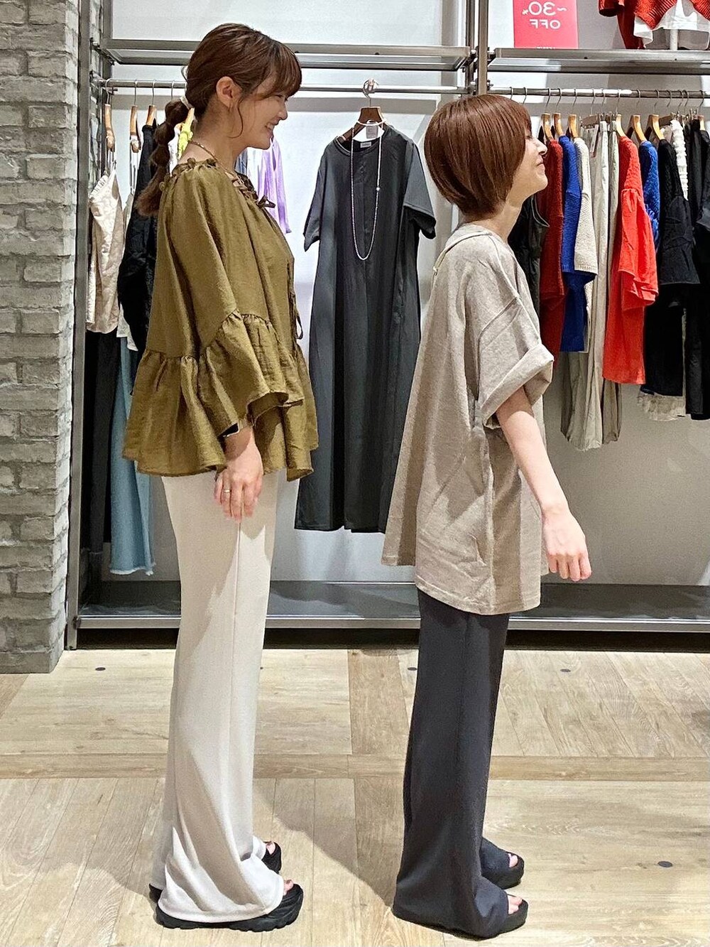 ブラウン系のTシャツ/カットソー、ホワイト系のその他パンツ、ブラック系のその他パンツを着用したレディースの夏コーディネートの2枚目の写真