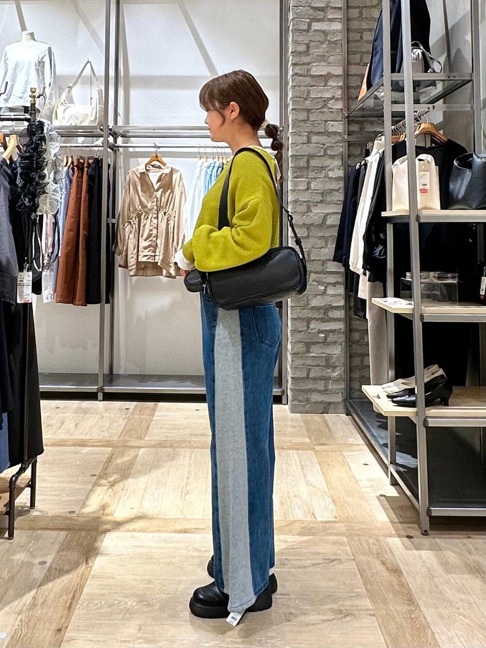 ホワイト系のTシャツ/カットソー、ブラウン系のショルダーバッグ、ブラック系のサンダルを着用したレディースの春コーディネートの2枚目の写真