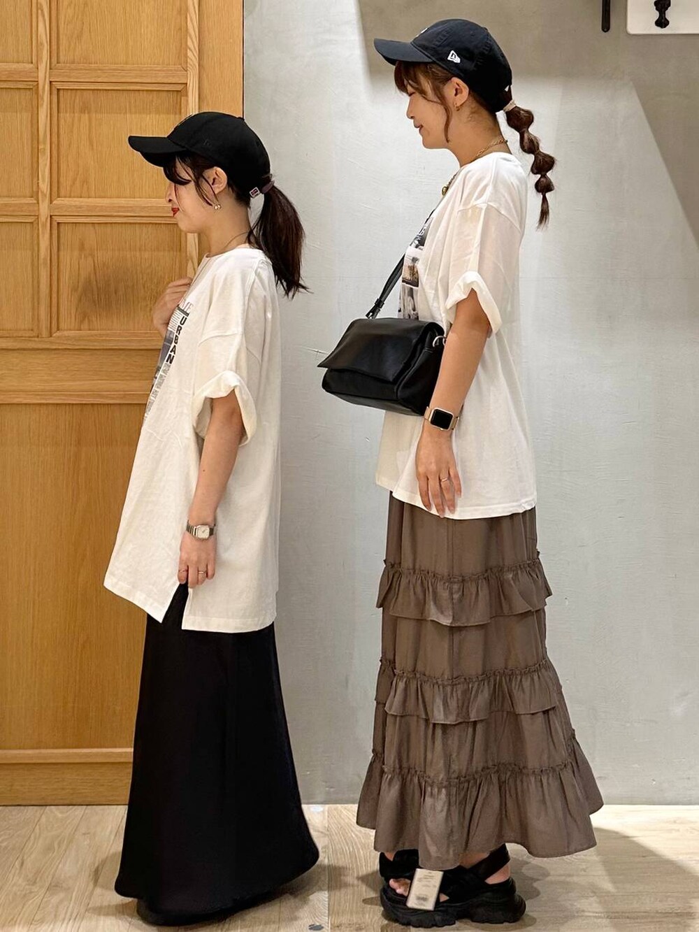 ブラック系のサンダル、ブラック系のスカート、ブラウン系のスカートを着用したレディースの夏コーディネートの3枚目の写真