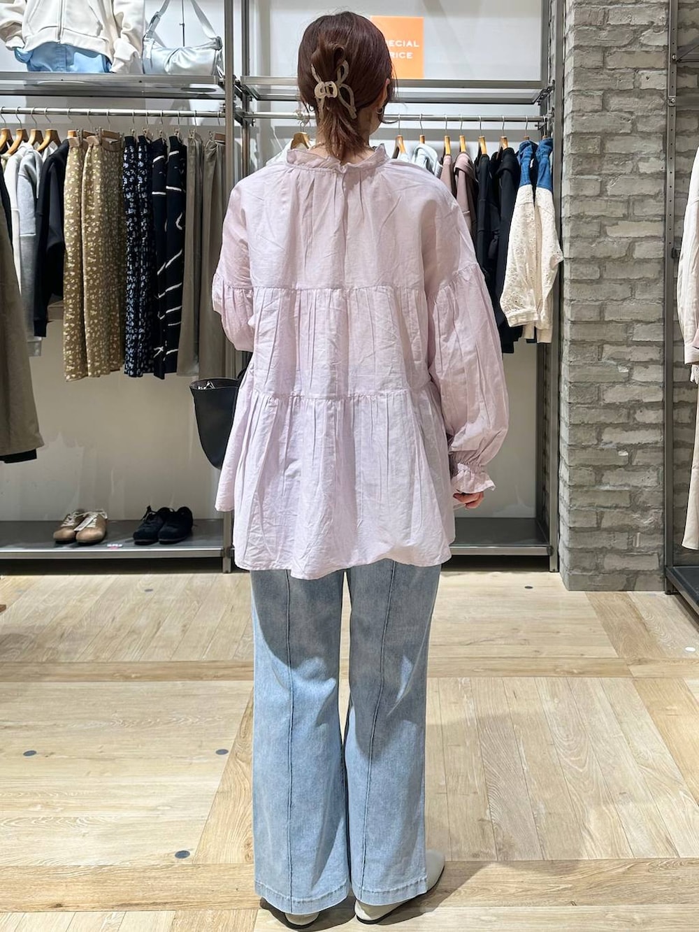 ブラック系のトートバッグ、ホワイト系のパンプス、ピンク系のマタニティウェア/グッズを着用したレディースの春コーディネートの3枚目の写真