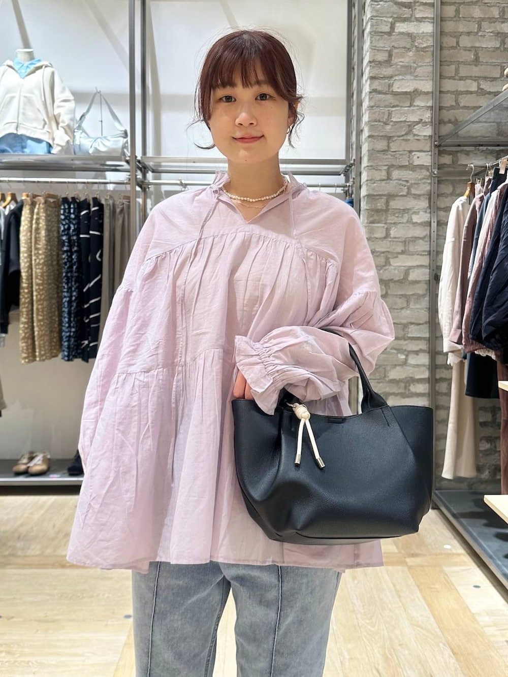 ブラック系のトートバッグ、ホワイト系のパンプス、ピンク系のマタニティウェア/グッズを着用したレディースの春コーディネートの4枚目の写真