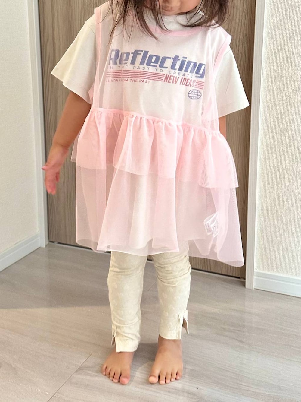 ピンク系のTシャツ/カットソーを着用したキッズの夏コーディネートの2枚目の写真