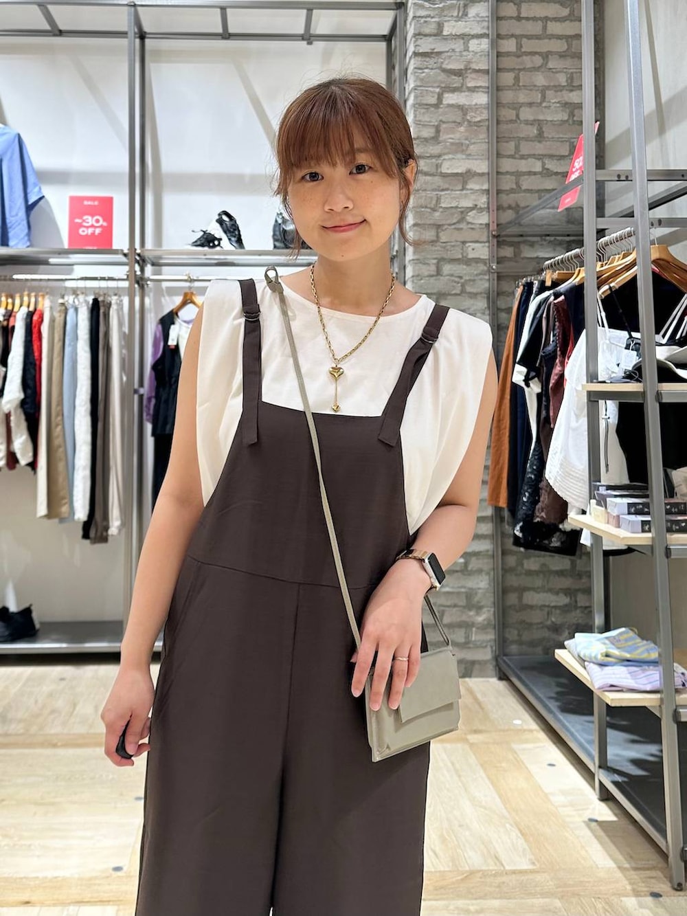 ホワイト系のTシャツ/カットソー、ホワイト系のサンダル、ホワイト系のショルダーバッグを着用したレディースの夏コーディネートの4枚目の写真